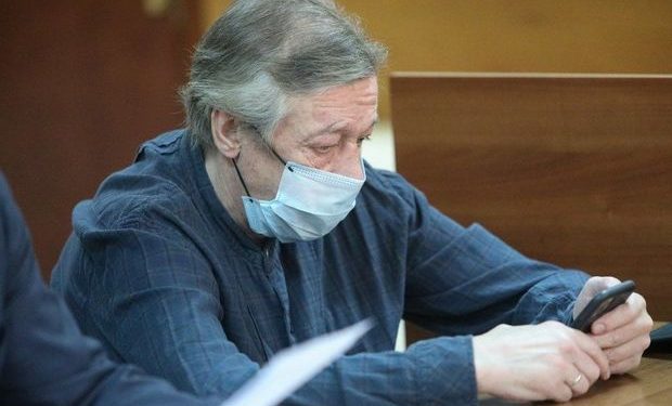 Mixail Yefremov məhkəmədən xəstəxanaya aparıldı – FOTO