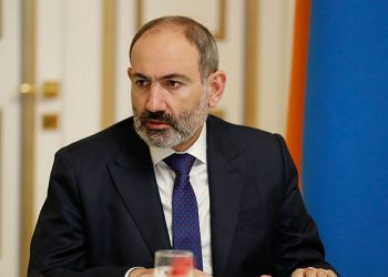 Paşinyan məğlub ordusuna mükafat paylayir.