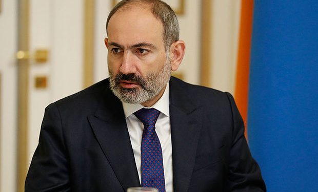 Paşinyan məğlub ordusuna mükafat paylayir.