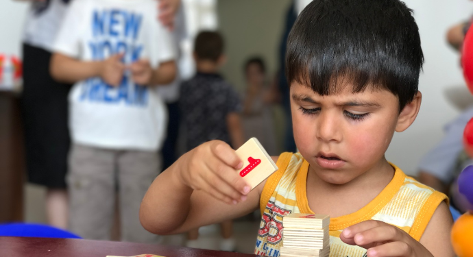 Atası Bakıda neftçi işləyən ingilis qızı – Azərbaycanda sosial sahibkar oldu